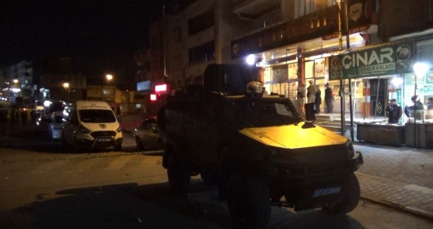 Foto - İki grup arasında sokak ortasında silahlı çatışma! 1'i polis 2 ölü