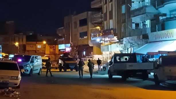 İki grup arasında sokak ortasında silahlı çatışma! 1'i polis 2 ölü