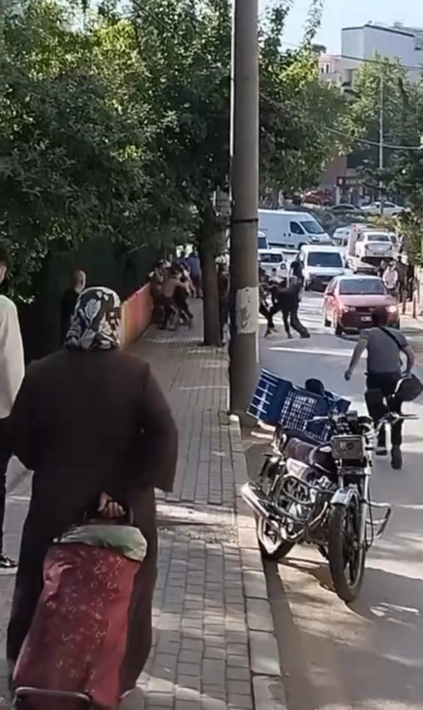 İki grup sokak arasında kavgaya tutuşunca ortalık meydan muharebesine döndü