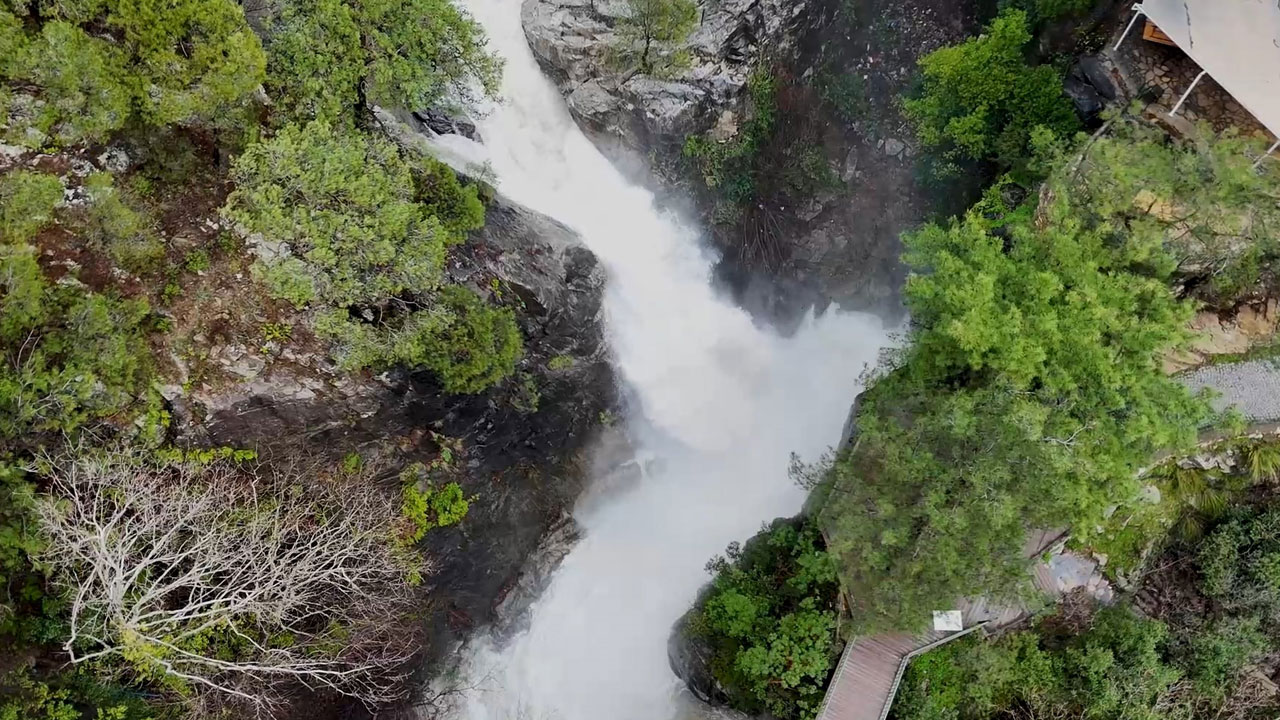 İki günde debi 4 kat arttı! Burası Niagara değil Sütüven Şelalesi