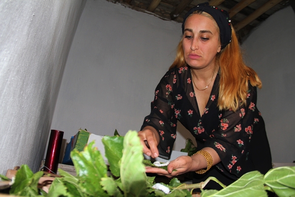 İki kadın arkadaş sırt sırta verdi... 45 günde 34 bin lira kazanıyorlar