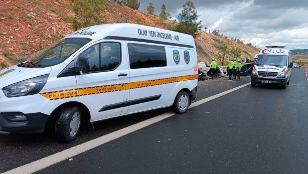 Foto - İki kardeşin bulunduğu araç takla attı