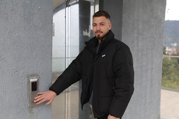 Foto - İki mahalle arasında ulaşım böyle sağlanıyor! Köpekler yürümüyor asansör kullanıyor ama...