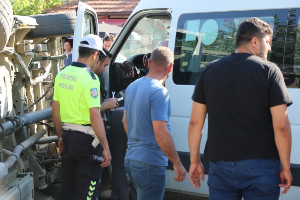 Foto - İki minibüs birbirine girdi: Çok sayıda yaralı var