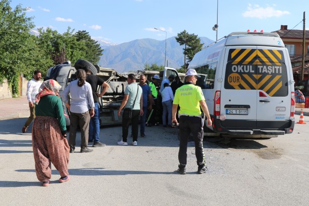 Foto - İki minibüs birbirine girdi: Çok sayıda yaralı var