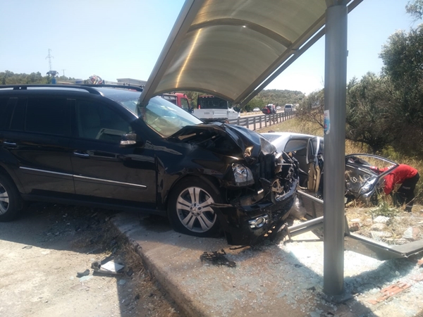 Foto - İki otomobil birbirine girdi... Çok sayıda yaralı var