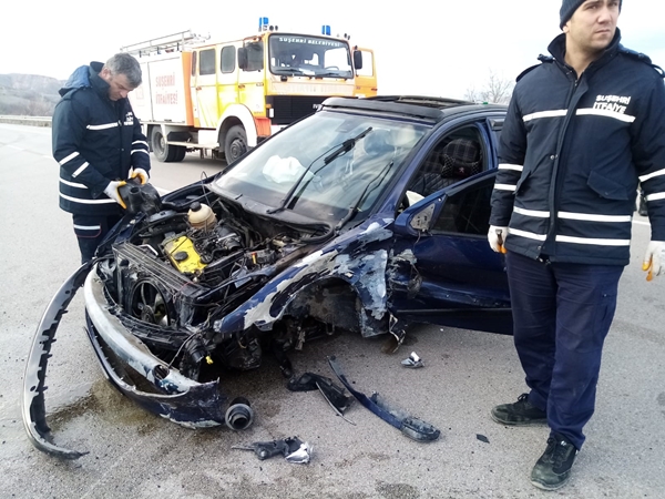 Foto - İki otomobil birbirine girdi: Çok sayıda yaralı var