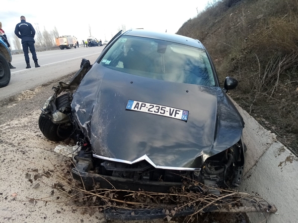 Foto - İki otomobil birbirine girdi: Çok sayıda yaralı var