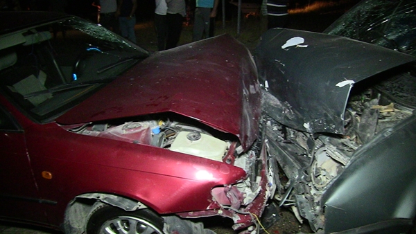 Foto - İki otomobil birbirine girdi: Çok sayıda yaralı var