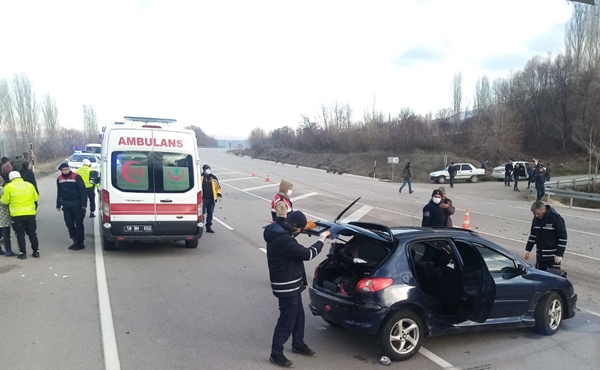 Foto - İki otomobil birbirine girdi: Çok sayıda yaralı var
