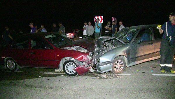 Foto - İki otomobil birbirine girdi: Çok sayıda yaralı var