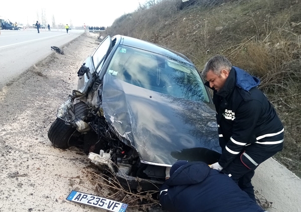 İki otomobil birbirine girdi: Çok sayıda yaralı var