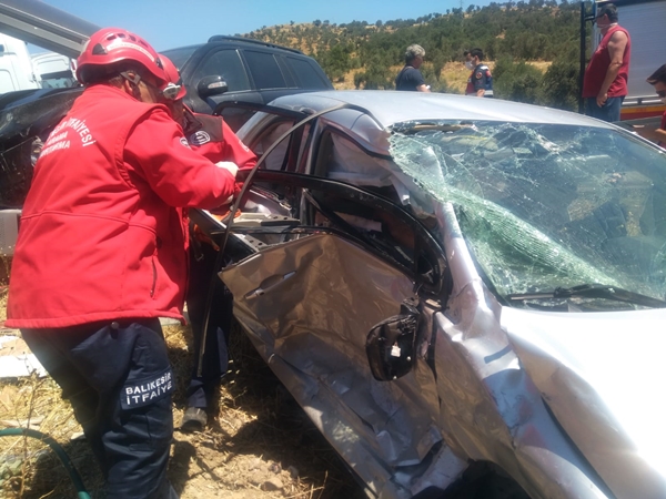Foto - İki otomobil birbirine girdi... Çok sayıda yaralı var