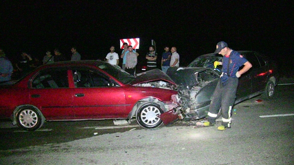 Foto - İki otomobil birbirine girdi: Çok sayıda yaralı var