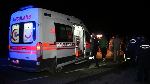 Foto - İki otomobil birbirine girdi: Çok sayıda yaralı var