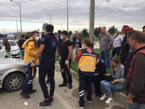 İki otomobil birbirine girdi: Yaralılar var