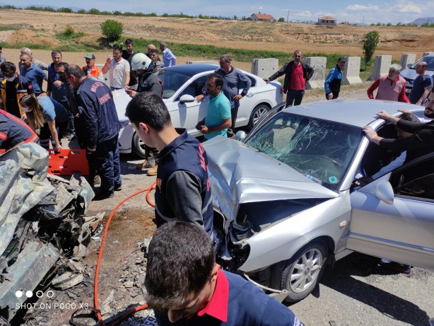 Foto - İki otomobil birbirine girdi: Yaralılar var