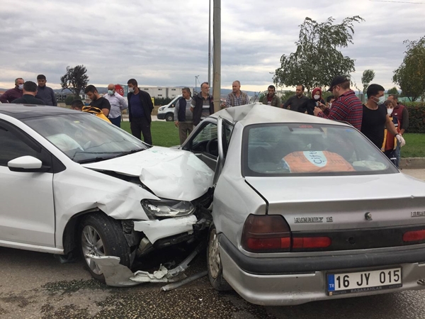 Foto - İki otomobil birbirine girdi: Yaralılar var