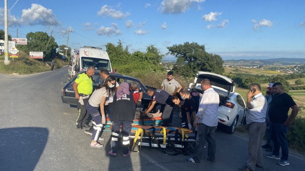 Foto - İki otomobil birbirine girdi: Yaralılar var