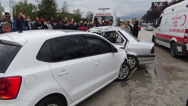 Foto - İki otomobil birbirine girdi: Yaralılar var