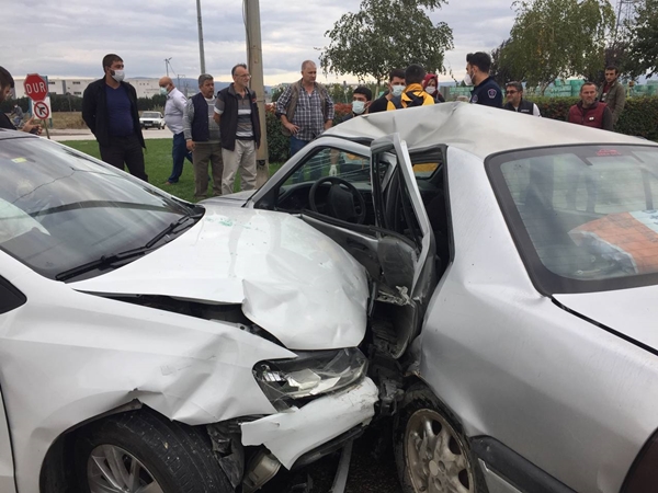 Foto - İki otomobil birbirine girdi: Yaralılar var