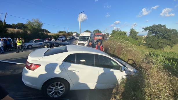 Foto - İki otomobil birbirine girdi: Yaralılar var