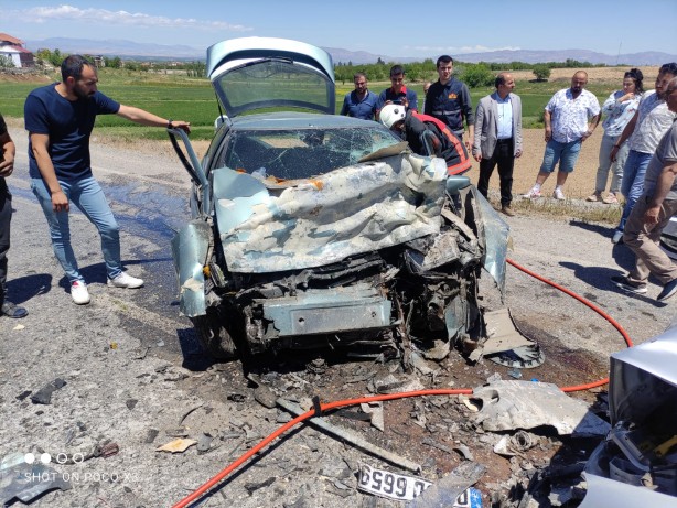 İki otomobil birbirine girdi: Yaralılar var