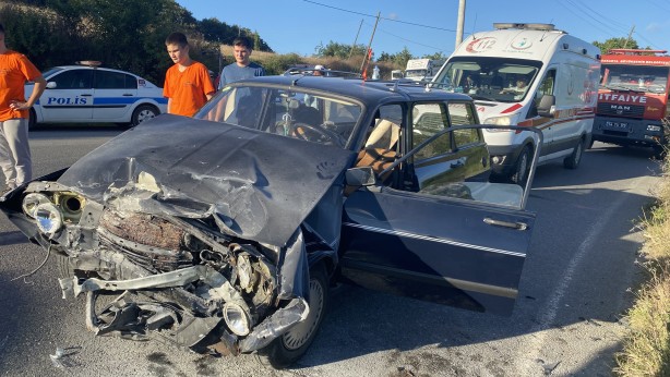 Foto - İki otomobil birbirine girdi: Yaralılar var