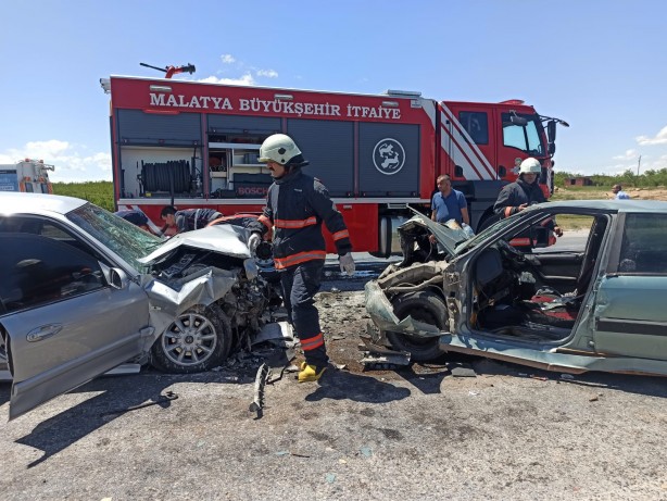 Foto - İki otomobil birbirine girdi: Yaralılar var