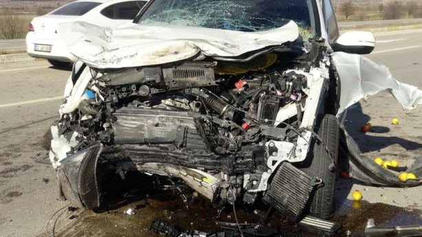 Foto - İki otomobil çarpıştı! Ölü ve yaralılar var