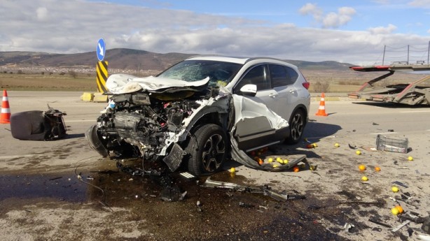 İki otomobil çarpıştı! Ölü ve yaralılar var