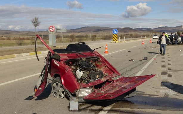 Foto - İki otomobil çarpıştı! Ölü ve yaralılar var