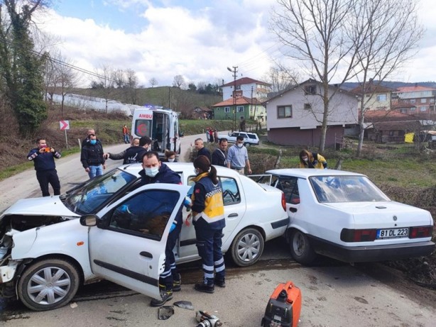 İki otomobil çarpıştı: Yaralılar var