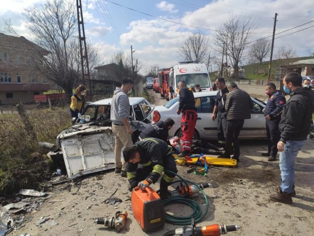 Foto - İki otomobil çarpıştı: Yaralılar var