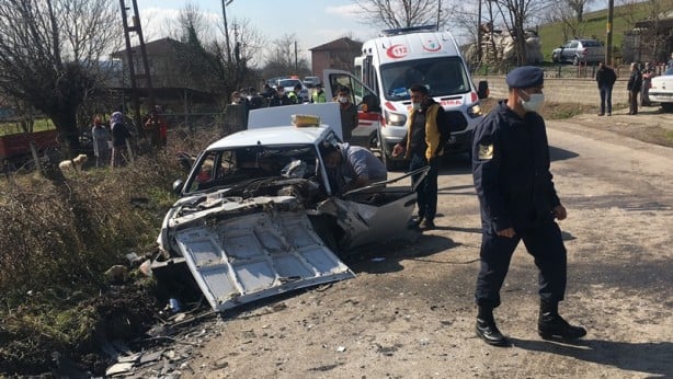 Foto - İki otomobil çarpıştı: Yaralılar var