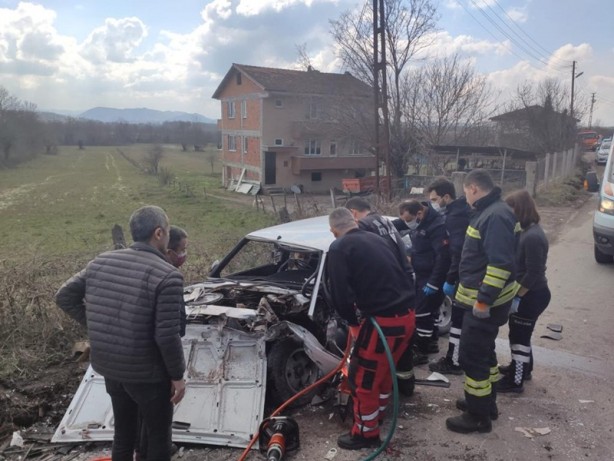 Foto - İki otomobil çarpıştı: Yaralılar var