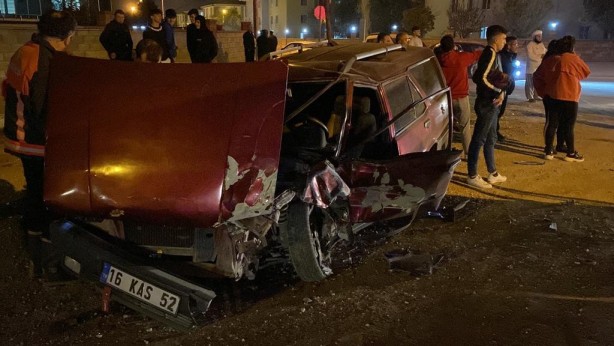 Foto - İki otomobil kafa kafaya çarpıştı: 2 yaralı