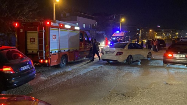 Foto - İki otomobil kafa kafaya çarpıştı: 2 yaralı