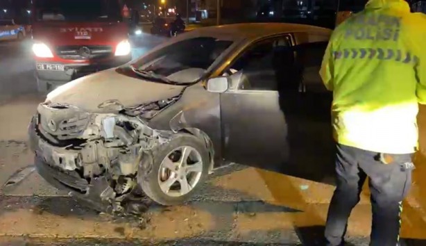 Foto - İki otomobil kafa kafaya çarpıştı: 2 yaralı