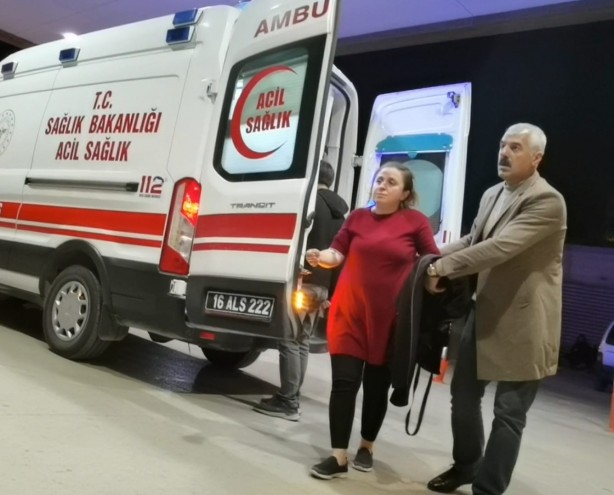Foto - İki otomobil kafa kafaya çarpıştı: 2 yaralı