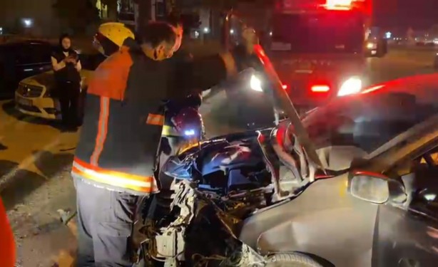 İki otomobil kafa kafaya çarpıştı: 2 yaralı