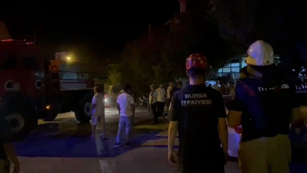 İki otomobil kafa kafaya çarpıştı: 3 yaralı