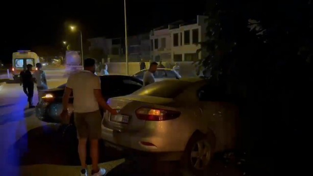 Foto - İki otomobil kafa kafaya çarpıştı: 3 yaralı