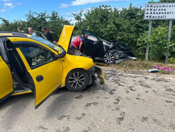 Foto - İki otomobil kafa kafaya çarpıştı! Ortalık savaş alanına döndü! 