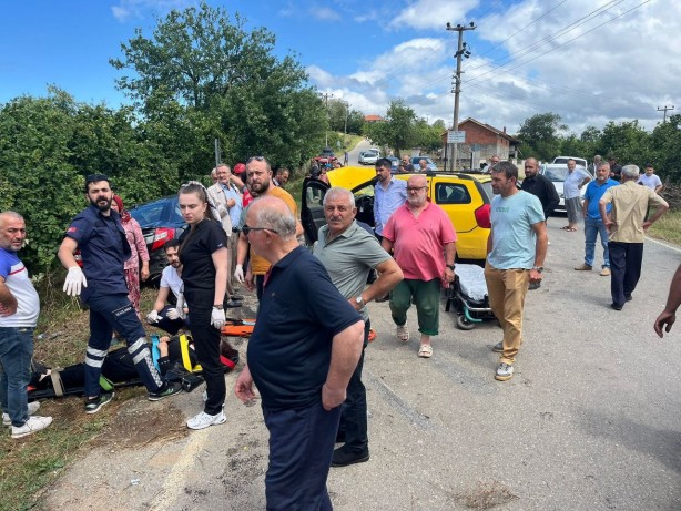 Foto - İki otomobil kafa kafaya çarpıştı! Ortalık savaş alanına döndü! 