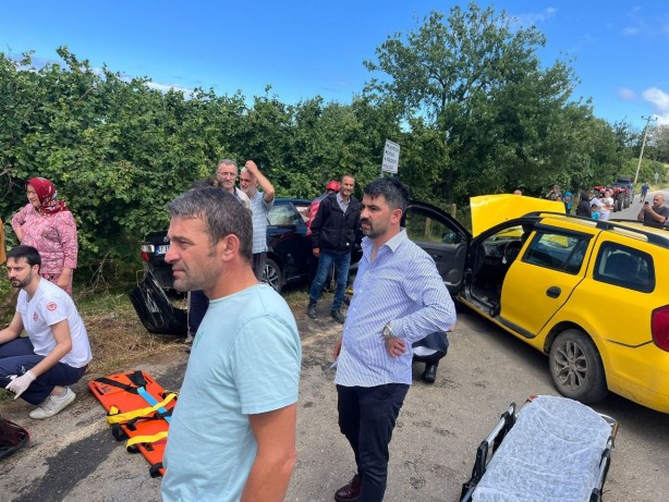 Foto - İki otomobil kafa kafaya çarpıştı! Ortalık savaş alanına döndü! 