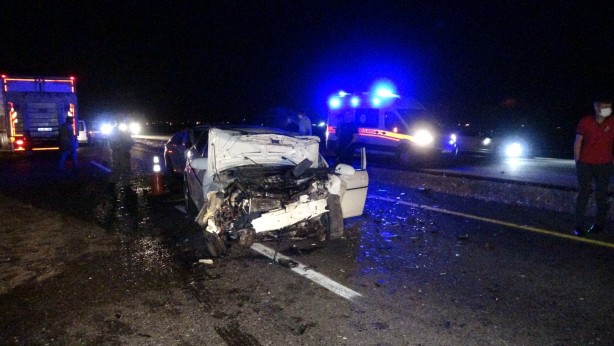 İki otomobil kafa kafaya çarpıştı: Yaralılar var