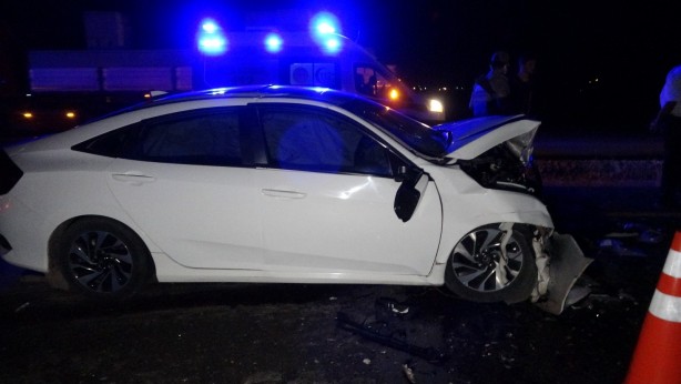 Foto - İki otomobil kafa kafaya çarpıştı: Yaralılar var