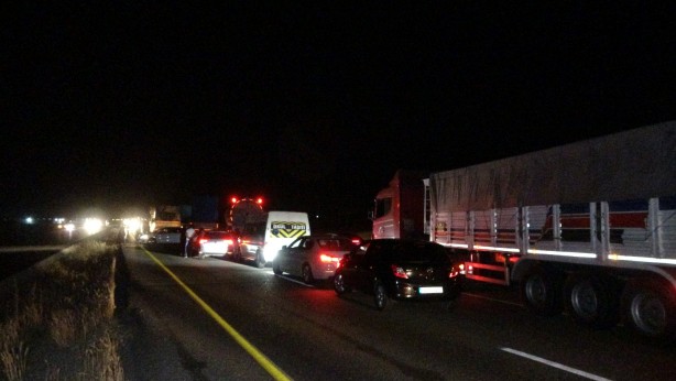 Foto - İki otomobil kafa kafaya çarpıştı: Yaralılar var