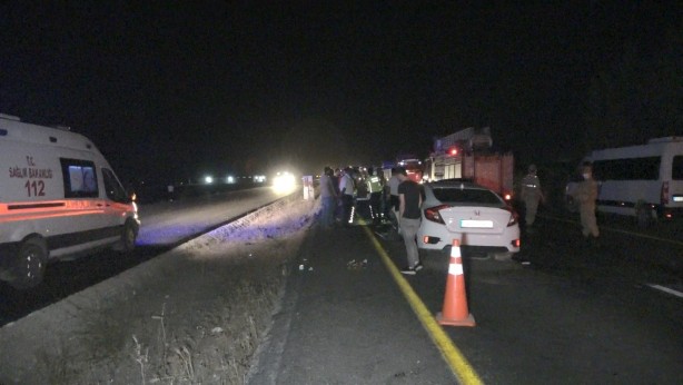 Foto - İki otomobil kafa kafaya çarpıştı: Yaralılar var